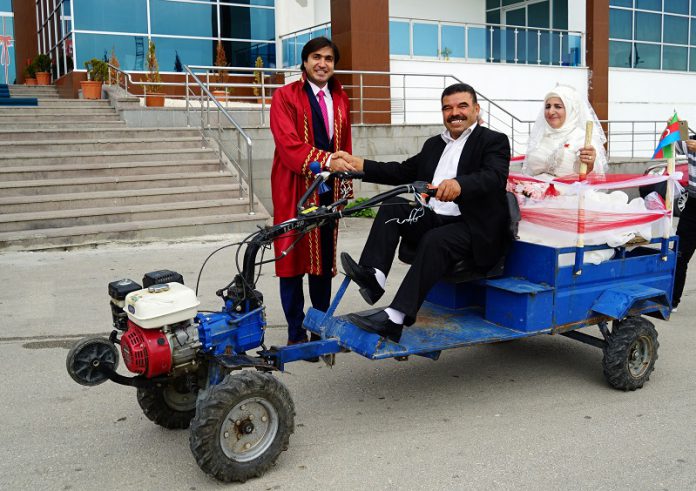 (ÖZEL HABER) TÜRK DAMAT, AZERİ GELİNİ GELİN ARABASI YAPTIĞI PATPAT İLE NİKAHA GÖTÜRDÜ AZERİ GELİNE PATPATTAN GELİN ARABASI SÜRPRİZİ DAMAT ÇOK SEVDİĞİ PATPAT ARACINI GELİN ARABASI YAPTI