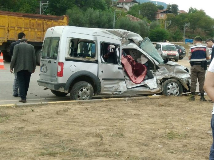 KAMYON İLE HAFİF TİCARİ ARAÇ ÇARPIŞTI: 1 ÖLÜ