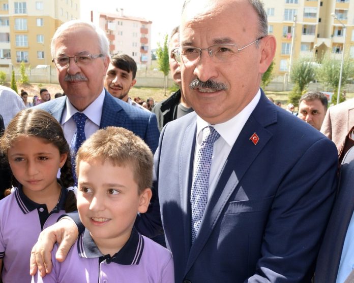 İLKOKUL ÖĞRENCİSİ, VALİDEN ‘SOSYAL MEDYA’ İZNİ İSTEDİ