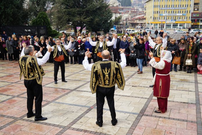 KASTAMONULU KADINLAR, ŞEHİT ŞERİFE BACI ANITINA ÇELENK SUNDU