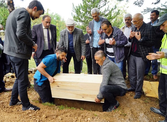 VAHŞİCE ÖLDÜRÜLEN 5 KİŞİLİK AİLE, AYNI TABUTTA AYNI MEZARA DEFNEDİLDİ VAHŞİCE AYNI EVDE ÖLDÜRÜLEN 5 KİŞİLİK AİLE, AYNI TABUTTA AYNI MEZARA DEFNEDİLDİ