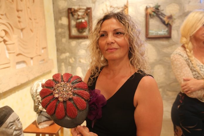 Şapka temalı resim ve seramik şapkaları müzeye hediye edecek