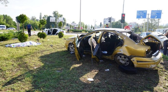 KASTAMONU'DA İKİ OTOMOBİL ÇARPIŞTI: 1 ÖLÜ, 10 YARALI