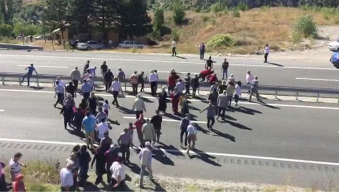 CENAZE DEFİN ÇİLESİ TOSYA'DA CENAZEYİ GÖMMEK İÇİN KARAYOLUNU TRAFİĞE KAPATTILAR