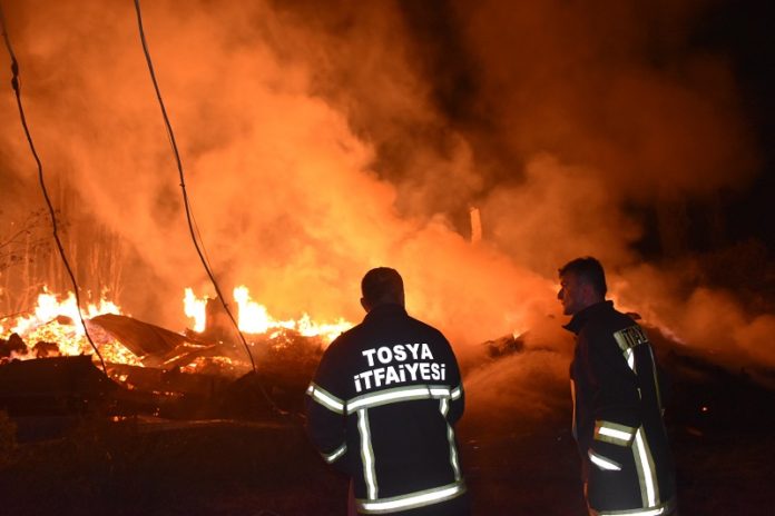 TOSYA'DA ÇIKAN YANGINDA 8 EV TAMAMEN YANDI