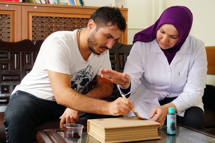 (ÖZEL) FELÇLİ HASTALAR HASTANEDE KİLİM DOKUYARAK HEM MESLEK ÖĞRENİYOR HEM DE TEDAVİ OLUYORLAR
