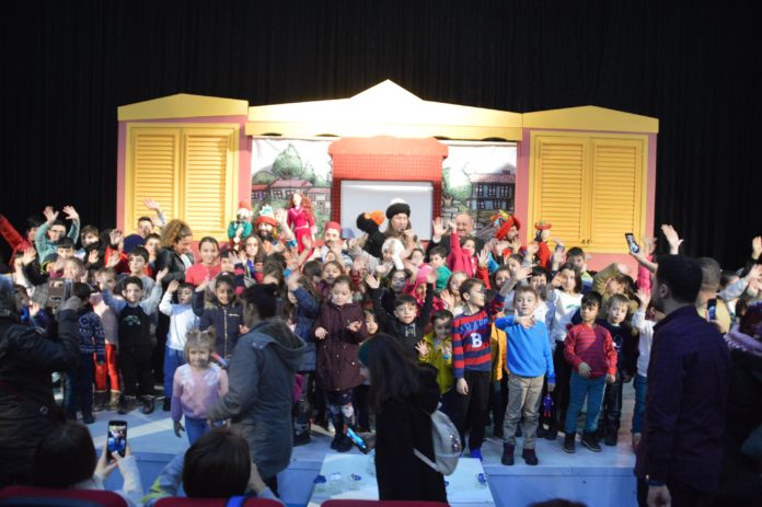 KASTAMONU'DA ÇOCUKLAR AİLELERİYLE BİRLİKTE TİYATRONUN TADINI ÇIKARDI