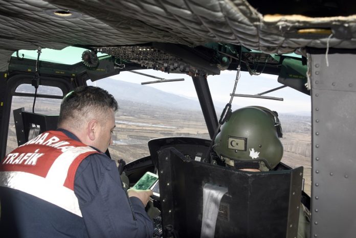 D-100 KARAYOLUNDA HELİKOPTERLİ TRAFİK DENETİMİ HELİKOPTER DESTEKLİ UYGULAMADA 11 ARACA 3 BİN 475 LİRA CEZA KESİLDİ