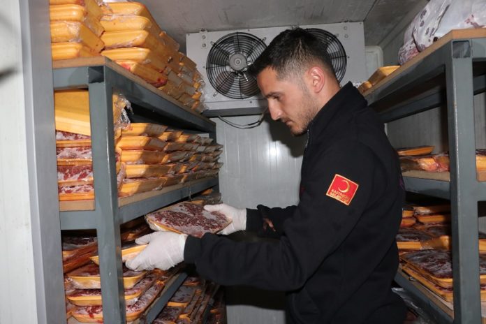 İhtiyaç sahiplerine Sosyal Market'ten kurban eti dağıtımı
