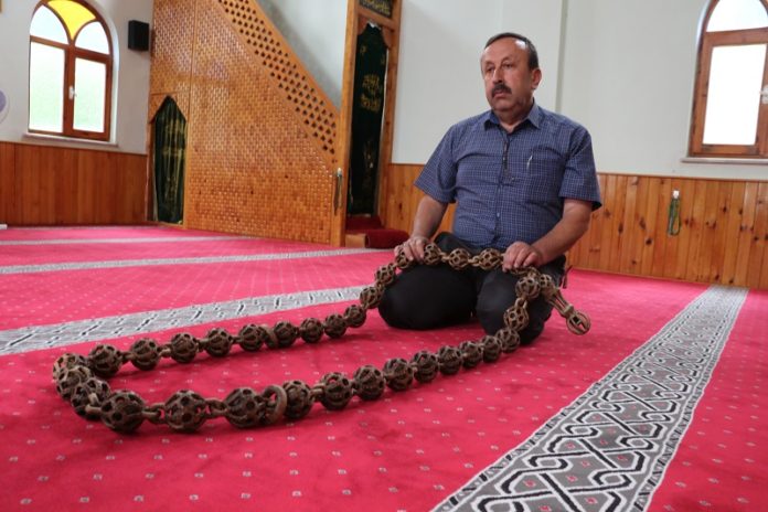 Tek parça ağaçtan 185 santimetrelik tespih