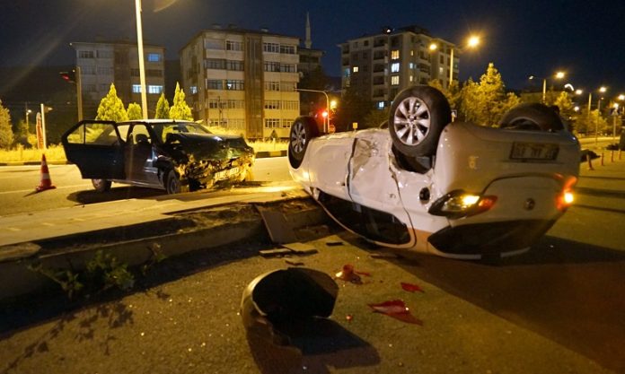 KASTAMONU'DA KAVŞAKTA İKİ OTOMOBİL ÇARPIŞTI: 4 YARALI