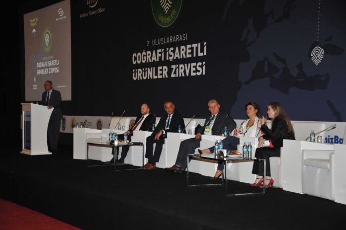 COĞRAFİ İŞARETLER DÖRT AYRI OTURUMDA BÜTÜN YÖNLERİYLE ELE ALINDI TÜRKİYE'NİN DÖRT BİR YANINDAN ODA VE BORSALARIN STANT AÇTIĞI COĞRAFİ İŞARETLER FUARI DA RENKLİ ETKİNLİKLERE SAHNE OLDU