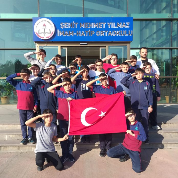 Öğrencilerden Mehmetçiğe mektup