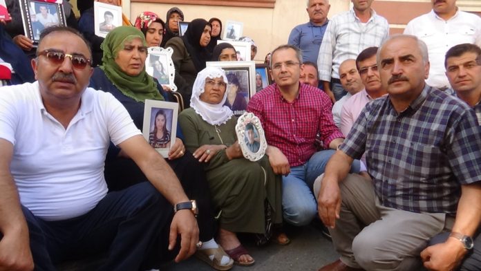 TOSYA KAYMAKAMI PİŞKİN'DEN, HDP ÖNÜNDE EVLAT NÖBETİ TUTAN AİLELERE DESTEK ZİYARETİ