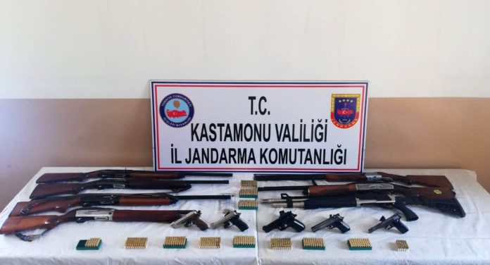 KASTAMONU'DA SİLAH VE UYUŞTURUCU OPERASYONU: 2 GÖZALTI OPERASYON YAPILAN EVDEN CEPHANELİK ÇIKTI