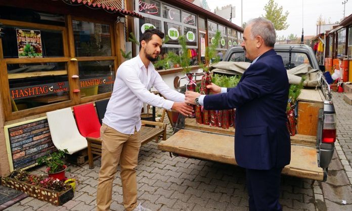 KASTAMONU'DA KAHVE İÇENE FİDAN HEDİYE EDEN GENÇLER ÖDÜLLENDİRİLDİ