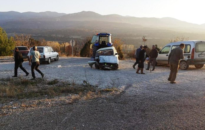 Boyabat'ta otomobil ile minibüs çarpıştı: 1 yaralı