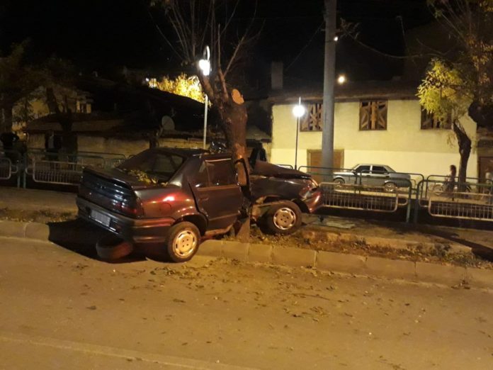 TOSYA'DA OTOMOBİL AĞACA ÇARPTI: 1 AĞIR YARALI