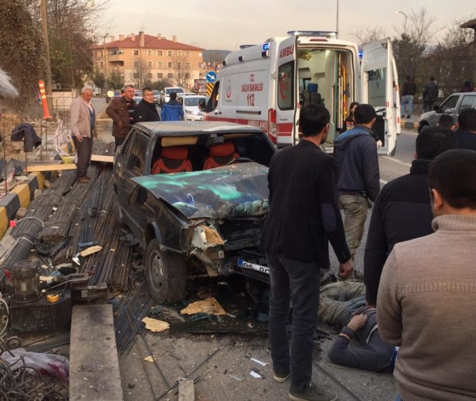 YOLDAN ÇIKAN OTOMOBİL İNŞAAT İŞÇİLERİNE ÇARPTI: 2 YARALI