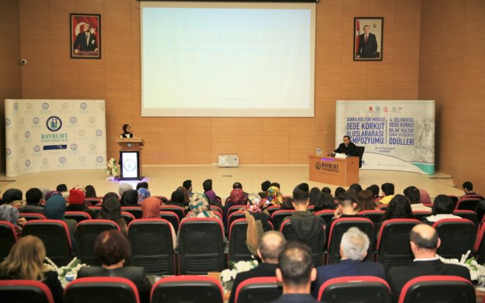 MERKEZ VALİSİ YETER, BAYBURT ÜNİVERSİTESİ'NDE KÜLTÜR VE YEREL YÖNETİMLER KONULU KONFERANS VERDİ