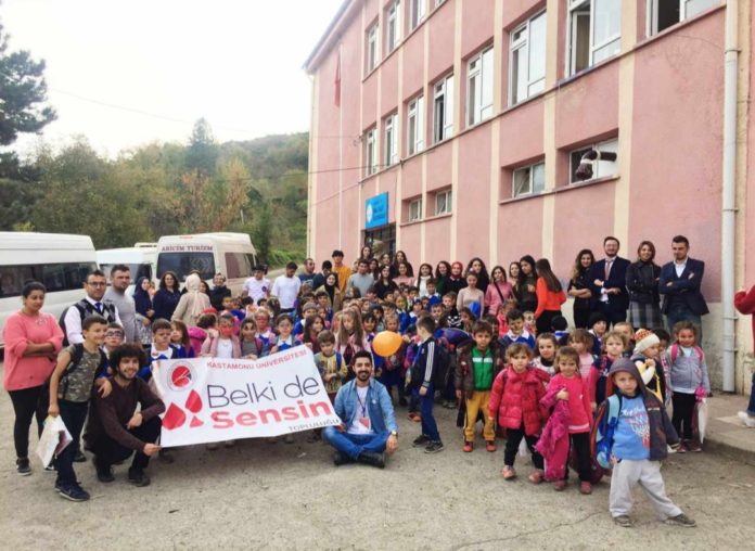 Üniversiteliler yaklaşık bin çocuğun hayatına dokundu