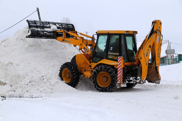 Kastamonu'da toplanan karlardan 4 metre yüksekliğinde tepe oluştu
