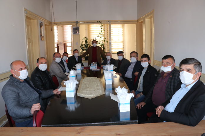 Kastamonu'da muhtarlara koronavirüse karşı maske dağıtıldı