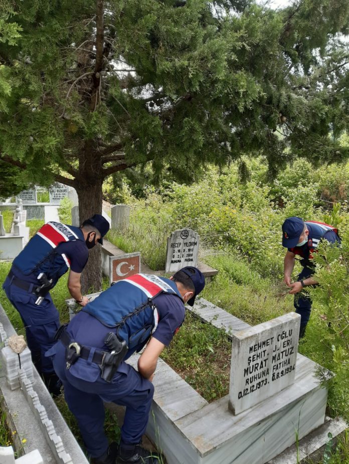 Kastamonu'da jandarma ekipleri bayram öncesi şehit kabirlerinin bakımını yaptı