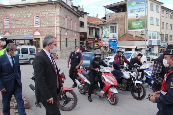 TOSYA'DA MOTOSİKLET SÜRÜCÜLERİNE 36 BİN 861 TL CEZA KESİLDİ