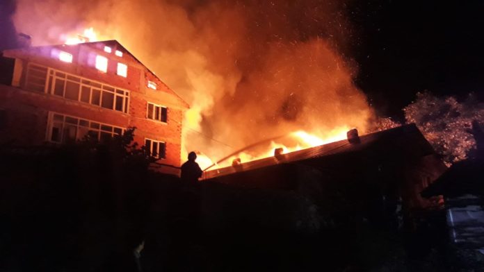 8 YIL SONRA AYNI KADERİ YAŞADILAR, 3 KATLI EV KÜL OLDU