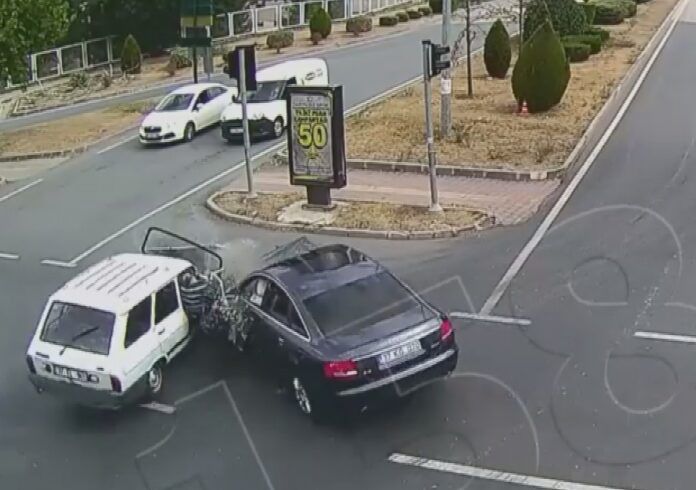 EMNİYET KEMERİ TAKMAYIN KADIN, OTOMOBİLDEN BÖYLE FIRLADI HIZINI ALAMAYAN OTOMOBİL, DURAKTA BEKLEYEN YAYALARA ÇARPTI