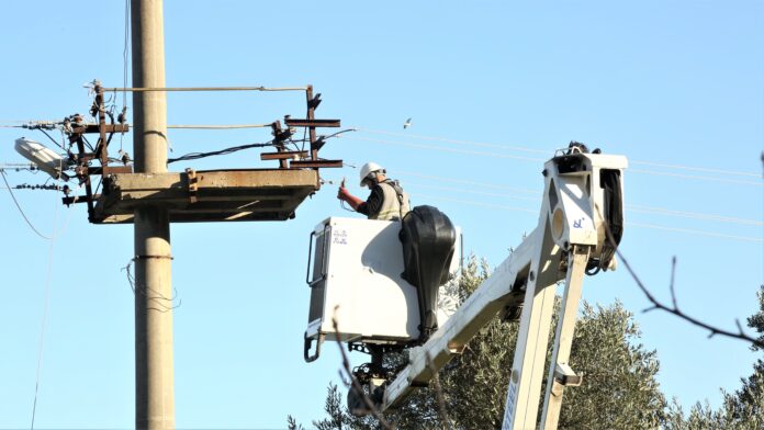 Kastamonu'da fırtına nedeniyle enerji nakil hatları koptu