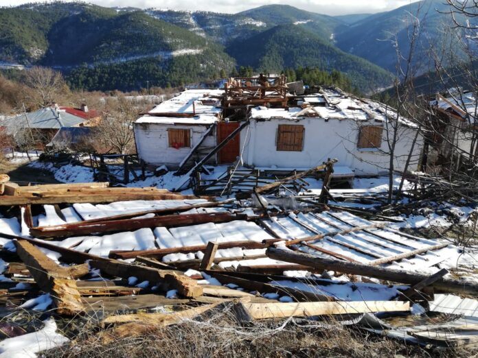TAŞKÖPRÜ'DE ETKİLİ OLAN ŞİDDETLİ FIRTINA ÇATILARI UÇURDU