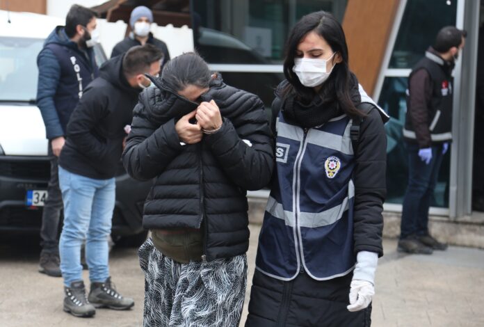 EVLERE DADANAN HIRSIZLAR HURCUN İÇİNDEN ÇIKINCA SİTEM ETTİ: