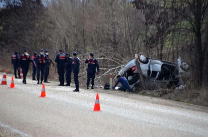 KONTROLDEN ÇIKAN OTOMOBİL ŞARAMPOLE DEVRİLDİ: 1 ÖLÜ 1 YARALI