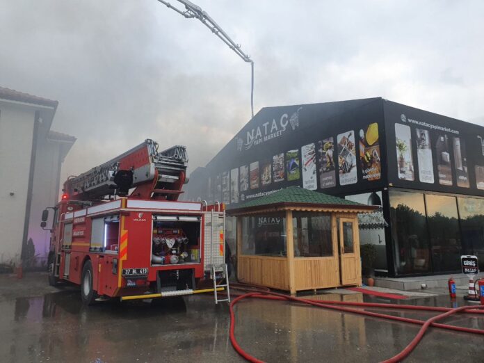 KASTAMONU'DA YAPI MALZEMESİ FABRİKASINDA YANGIN