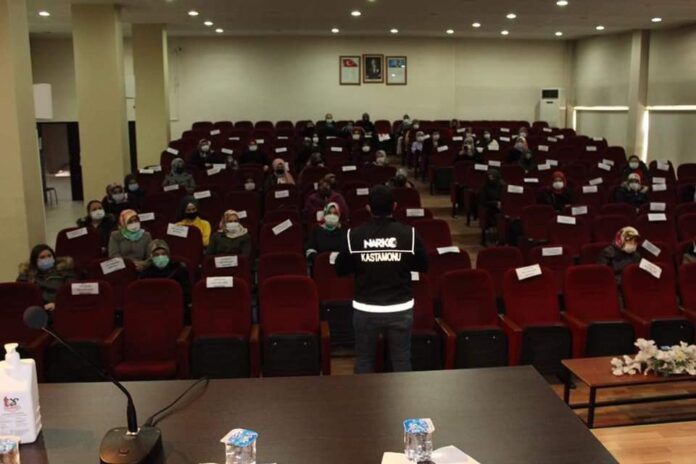 533 ANNE VE ANNE ADAYINA 'NARKO REHBER' EĞİTİMİ VERİLDİ