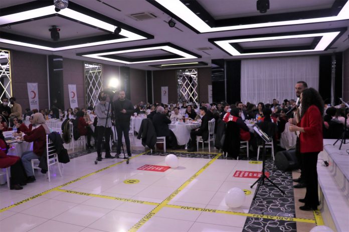 Kastamonu'da Türk Kızılay gönüllüleri yetimler ve ihtiyaç sahipleri için yemek düzenledi