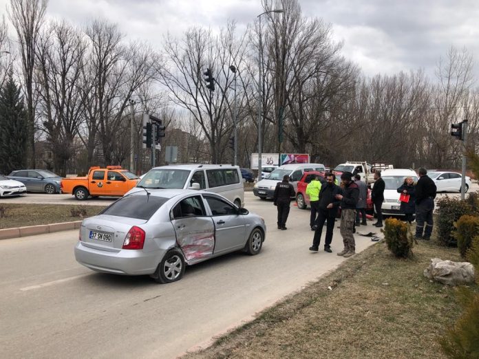 3 OTOMOBİL KAVŞAKTA ÇARPIŞTI: 1 YARALI