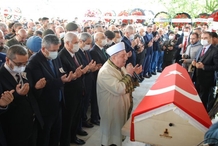 YARGITAY CUMHURİYET SAVCISI GÜRE, SON YOLCULUĞUNA UĞURLANDI İZMİR ESKİ CUMHURİYET BAŞSAVCISI TOPRAĞA VERİLDİ