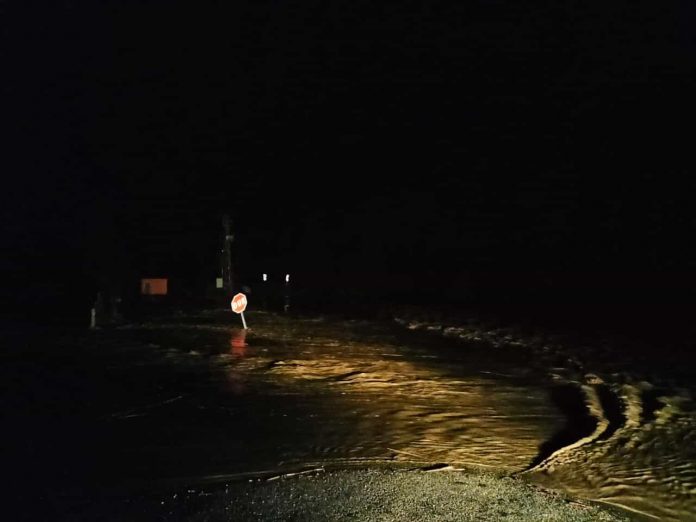 KASTAMONU'DA SAĞANAK YAĞIŞ SONRASI DERELER TAŞTI, YOL SULARLA KAPLANDI