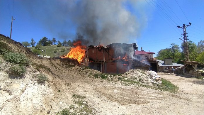 KASTAMONU'DA İKİ EV VE SAMANLIK ALEVLERE TESLİM OLDU