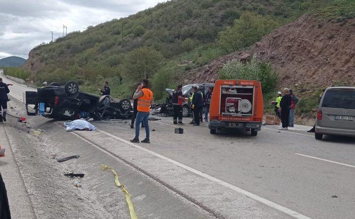 ÇANKIRI'DA HAFİF TİCARİ ARAÇ İLE MİNİBÜS ÇARPIŞTI: 3 ÖLÜ, 12 YARALI
