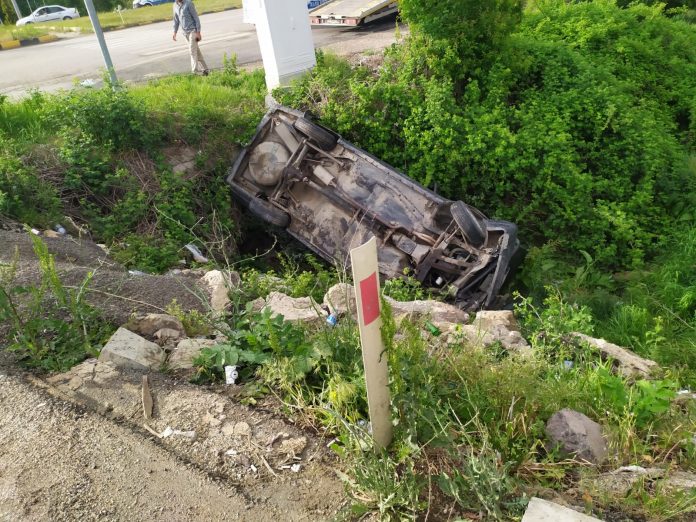 KASTAMONU'DA OTOMOBİL DEREYE YUVARLANDI: 2 YARALI
