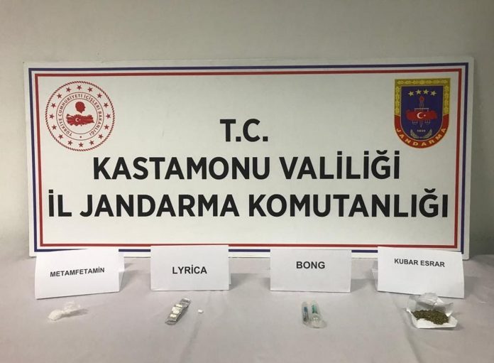 JANDARMA EKİPLERİ 'TERMAL' İLE ARADI, DURDURULAN OTOMOBİLDEN UYUŞTURUCU ÇIKTI