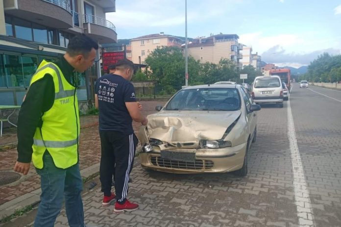 YOLDAN ÇIKAN ARAÇ, ÖNCE İŞARET TABELASINA SONRA ÇÖP BİDONLARINA ÇARPTI