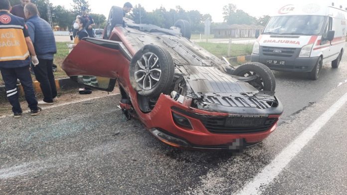 TAKLA ATAN OTOMOBİLDEKİ 4 KİŞİ YARALANDI