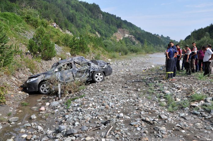 Otomobil dereye devrildi: 3 ölü, 3 yaralı