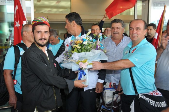 MANŞ DENİZİ’Nİ YÜZEREK GEÇEN TÜRK YÜZÜCÜLER YURDA DÖNDÜ