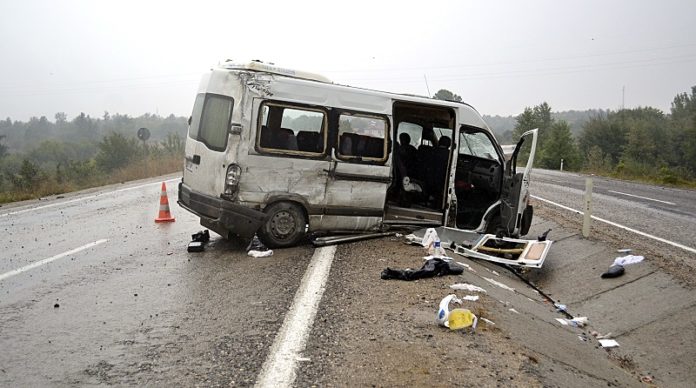İşçi servisi devrildi: 16 yaralı
